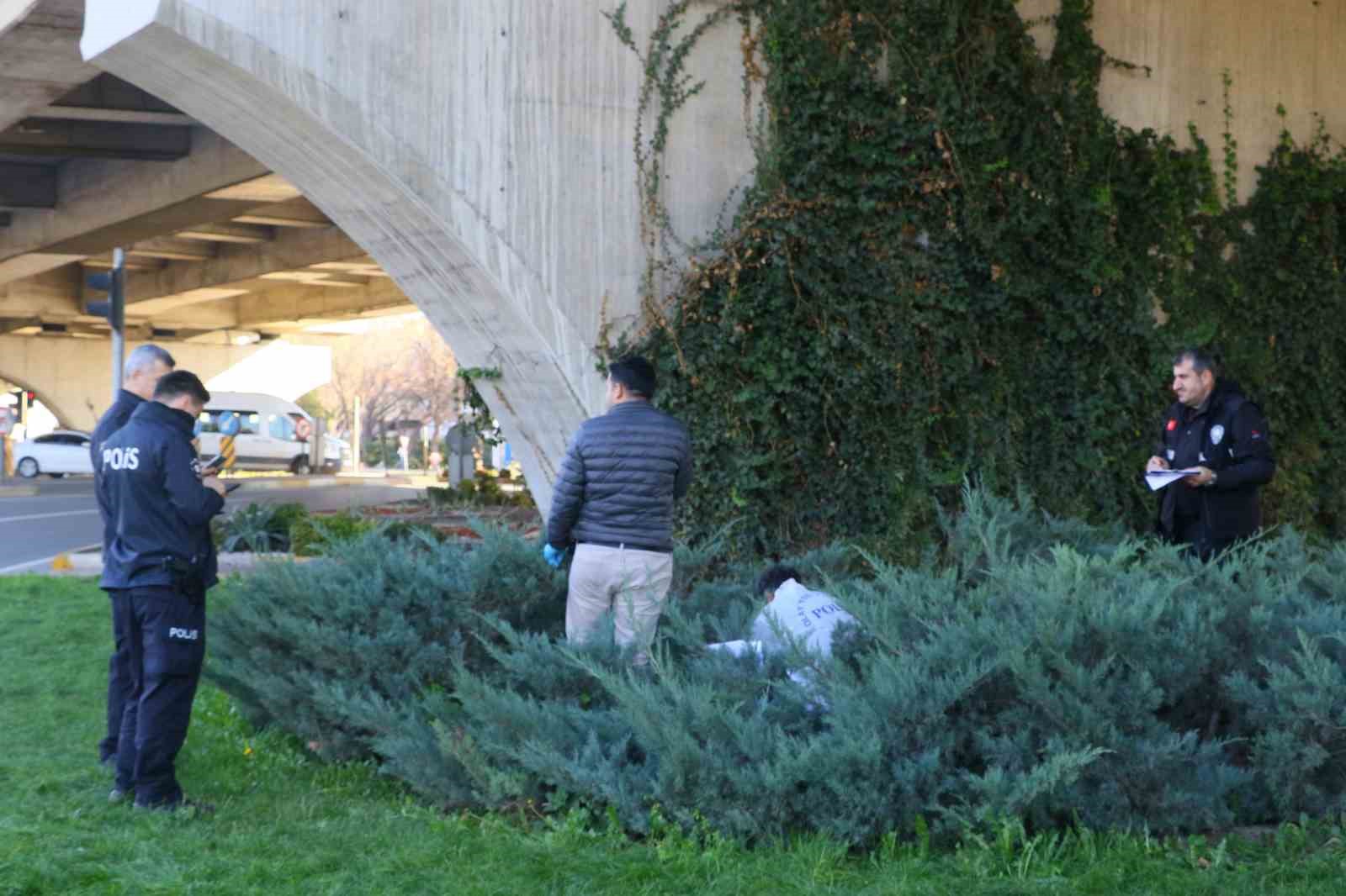 Cesedi günler sonra gelen kokuyla tesadüfen bulundu
