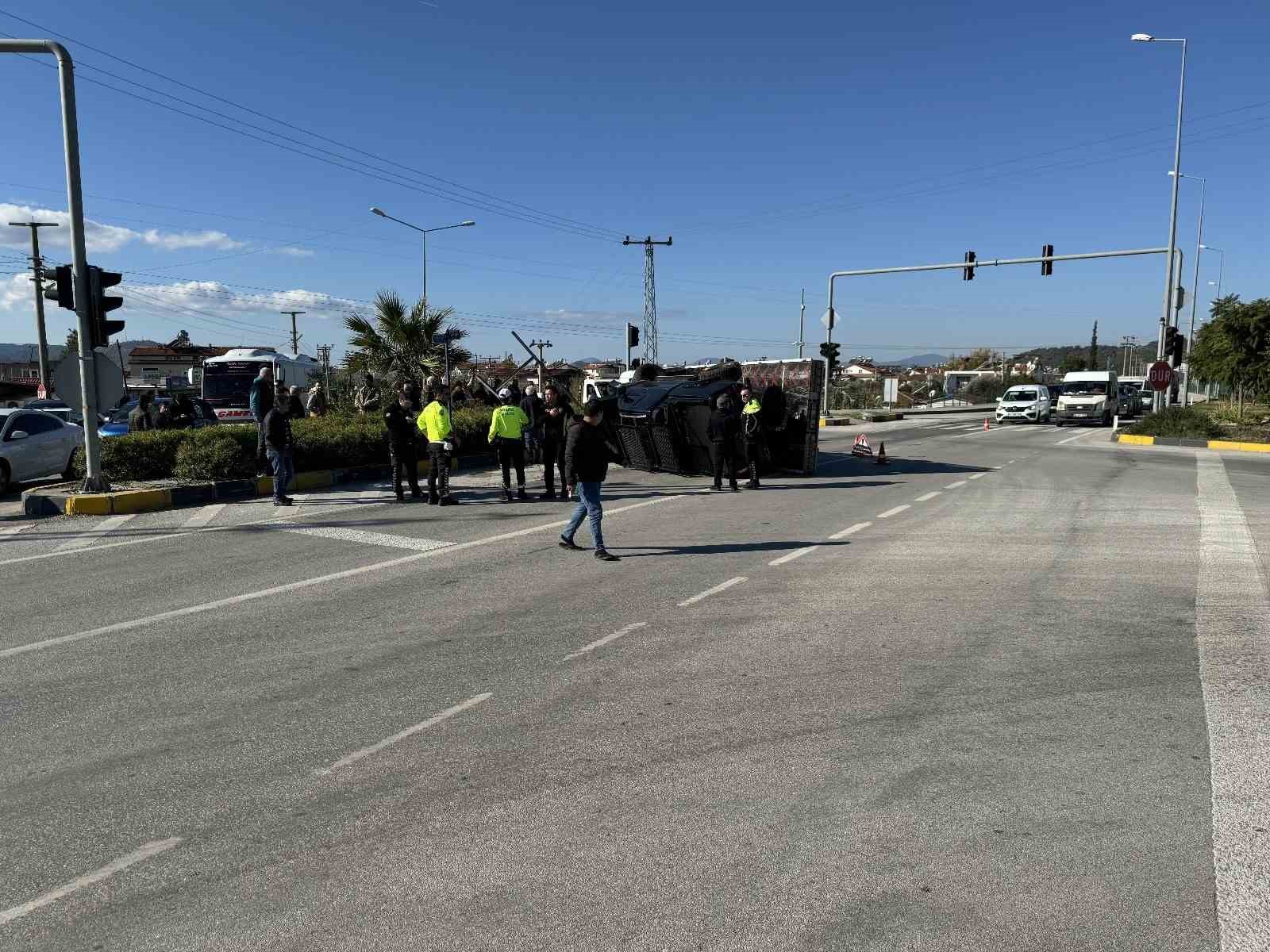 Fethiye’de çekiciye çarpan otomobildeki üç kişi yaralandı
