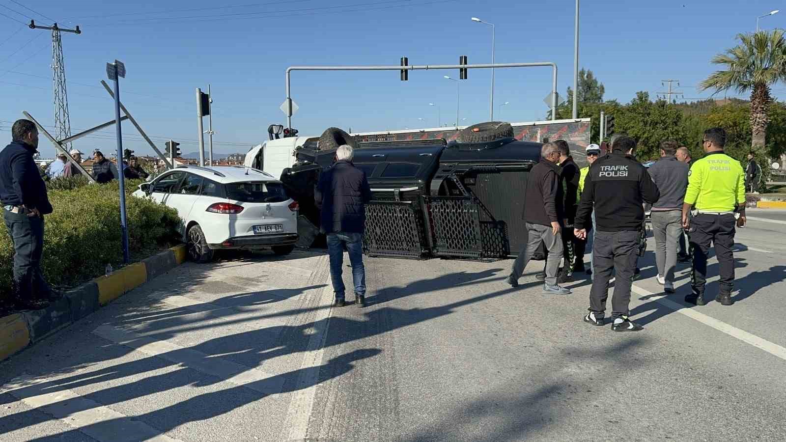 Fethiye’de çekiciye çarpan otomobildeki üç kişi yaralandı
