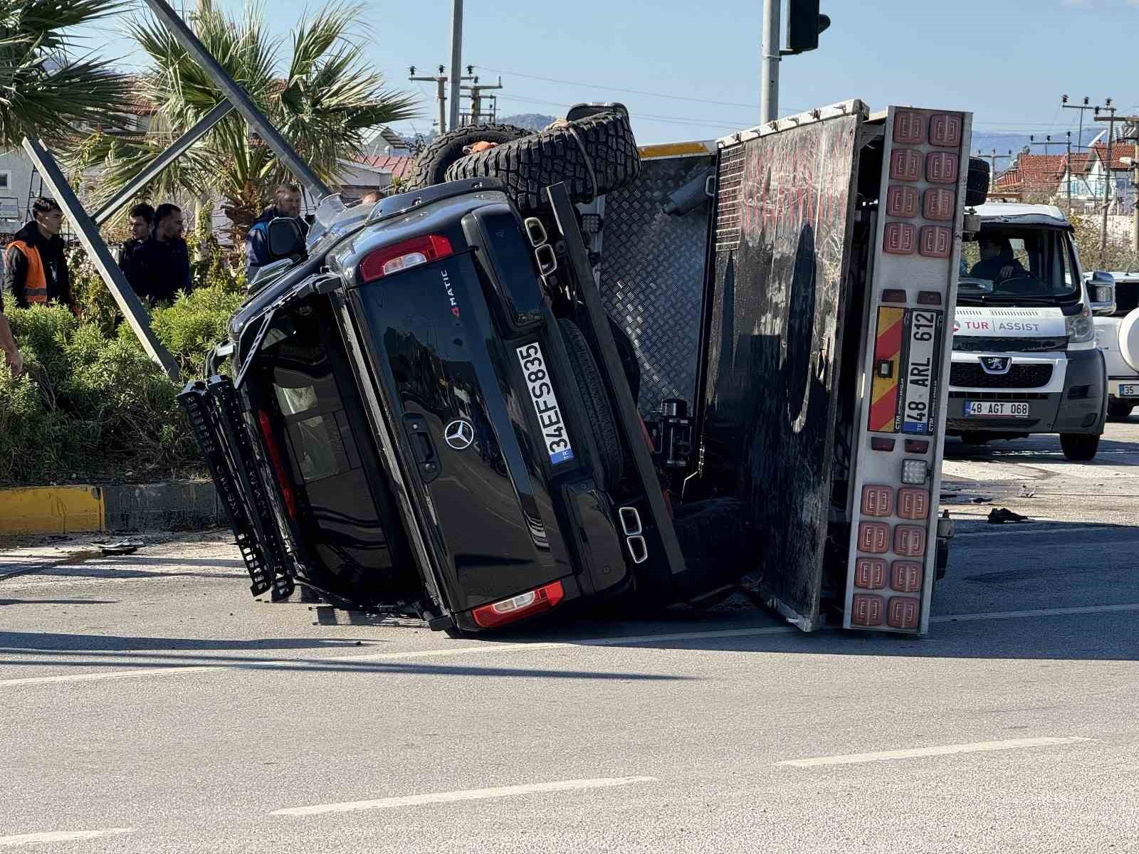 Fethiye’de çekiciye çarpan otomobildeki üç kişi yaralandı
