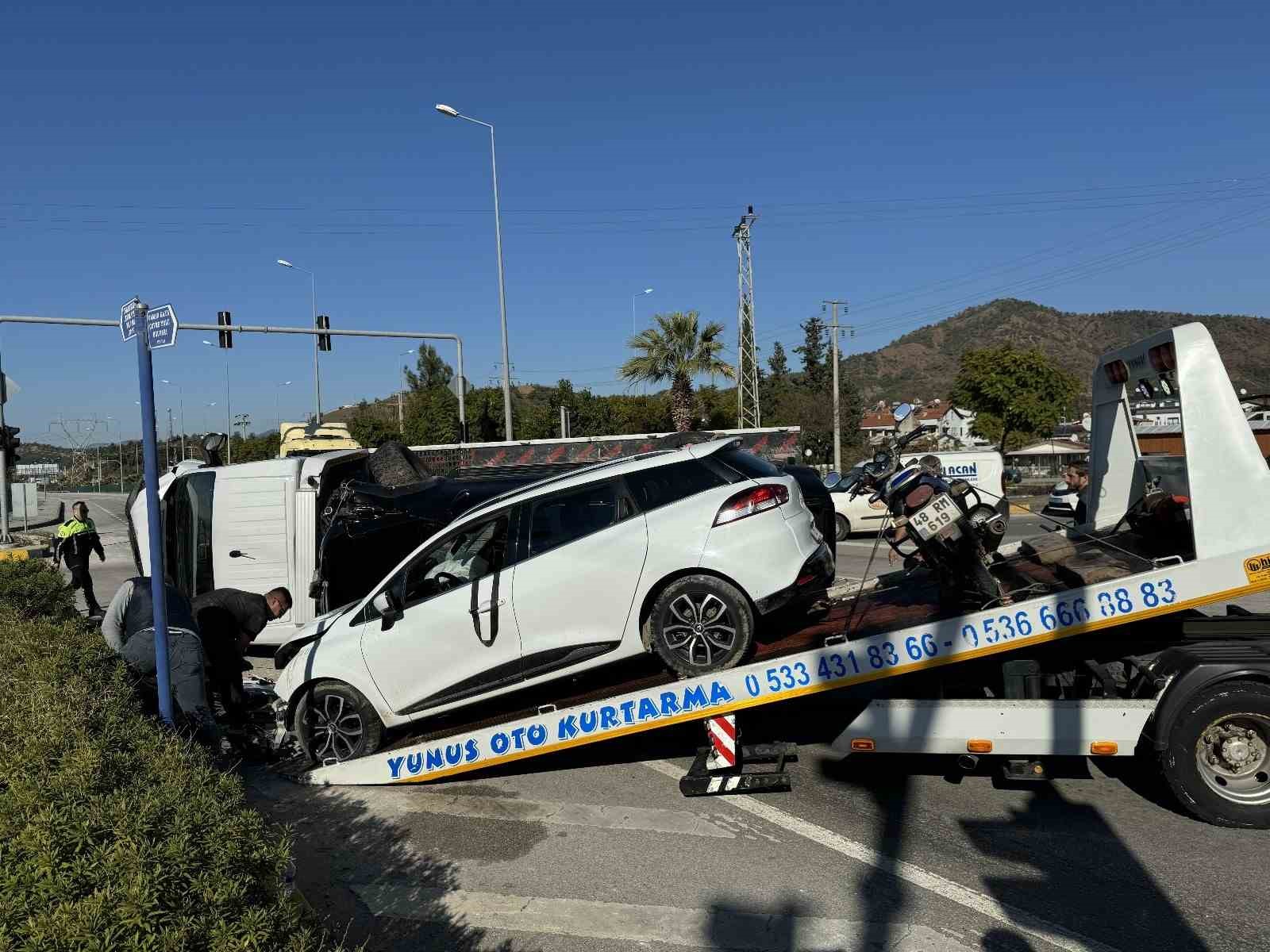 Fethiye’de çekiciye çarpan otomobildeki üç kişi yaralandı
