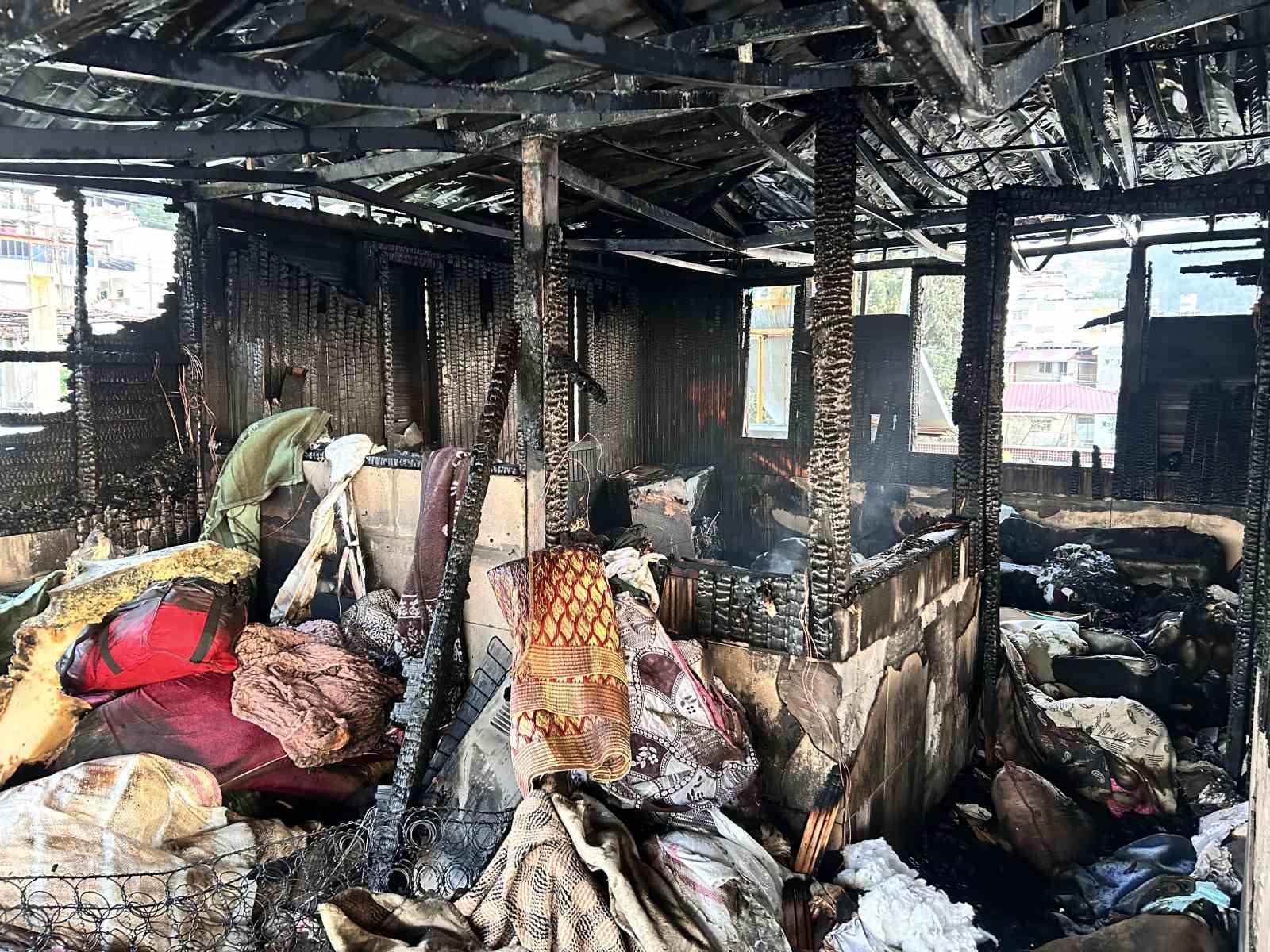 Müstakil ev alev alev yandı
