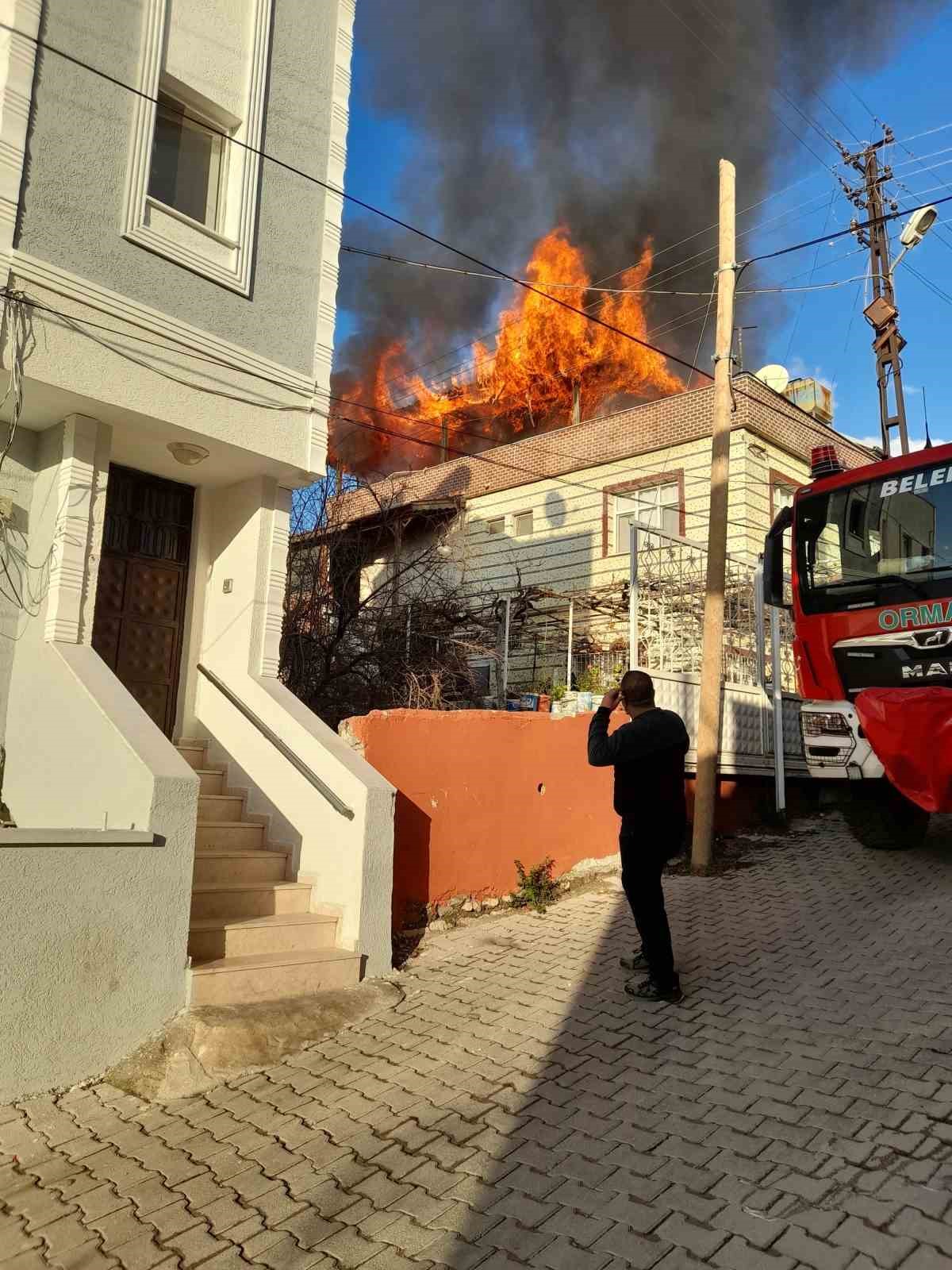 Müstakil ev alev alev yandı
