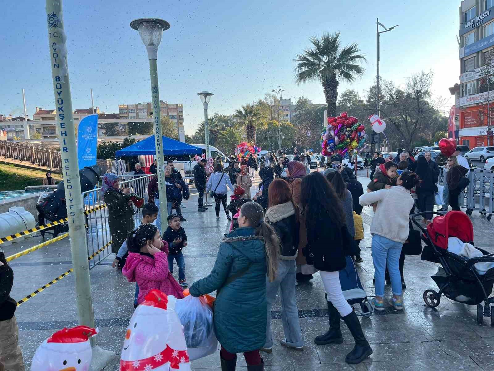 Aydınlılar yeni yıla yapay kar yağışı altında giriyor
