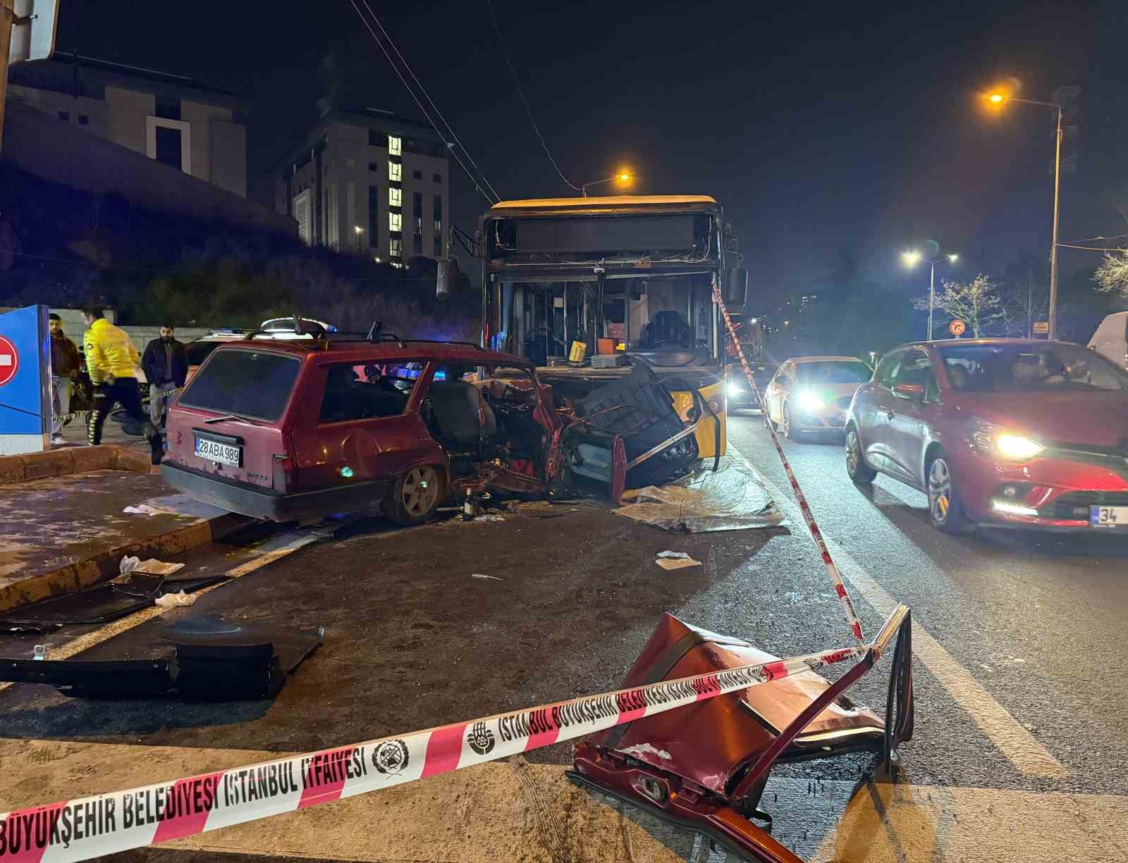 Eyüpsultan’da Tofaş otomobil İETT otobüsü ile kafa kafa çarpıştı: 2 ağır yaralı
