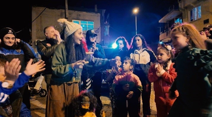 Çanakkale’de polislerden çocuklara yeni yıl sürprizi
