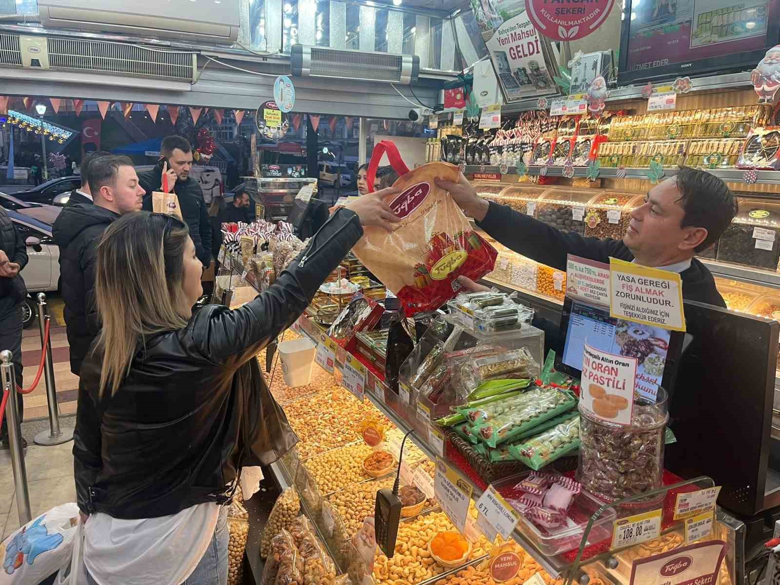 Yeni yıl öncesi kuruyemişçilerde yoğunluk yaşandı
