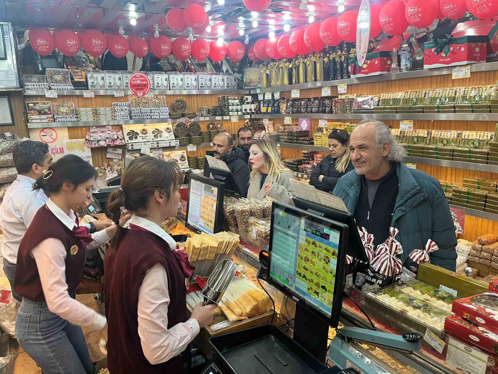 Yeni yıl öncesi kuruyemişçilerde yoğunluk yaşandı
