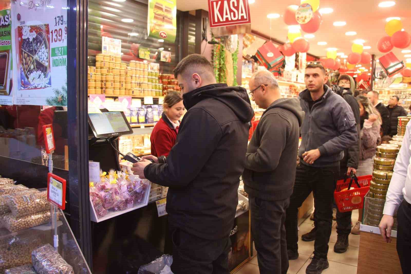 Yeni yıl öncesi kuruyemişçilerde yoğunluk yaşandı
