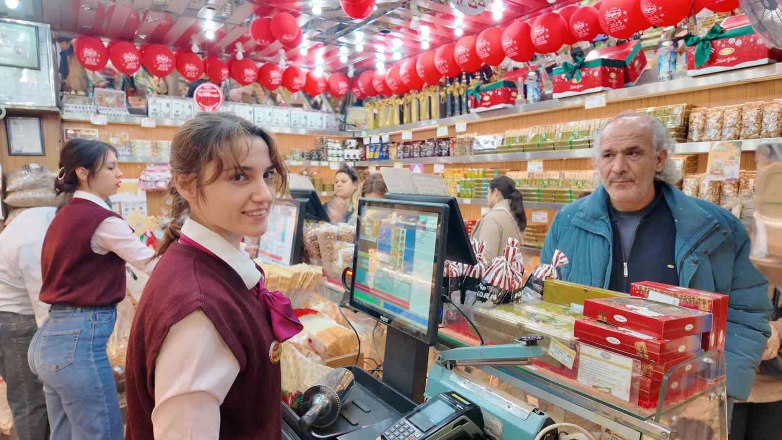 Yeni yıl öncesi kuruyemişçilerde yoğunluk yaşandı
