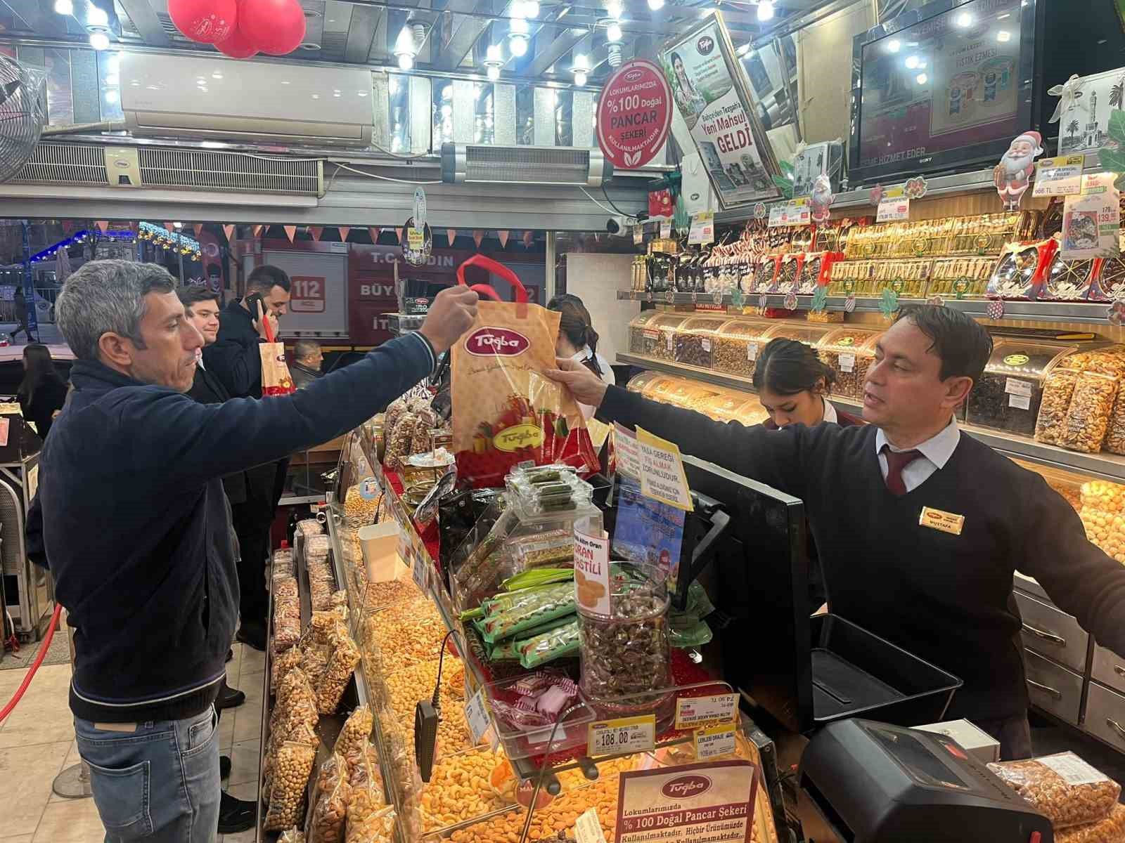 Yeni yıl öncesi kuruyemişçilerde yoğunluk yaşandı
