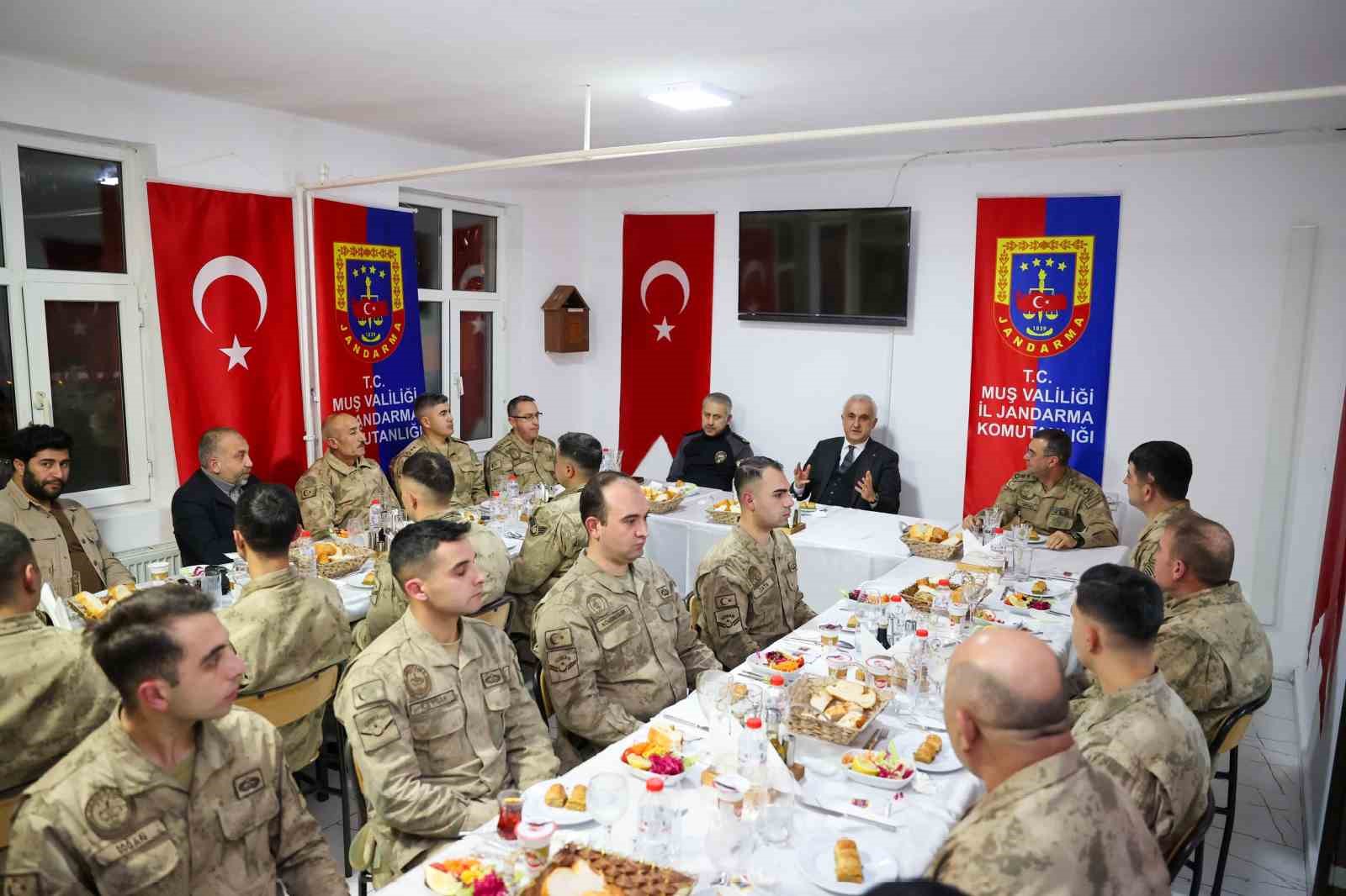 Muş Valisi Çakır’dan güvenlik güçlerine moral ziyareti
