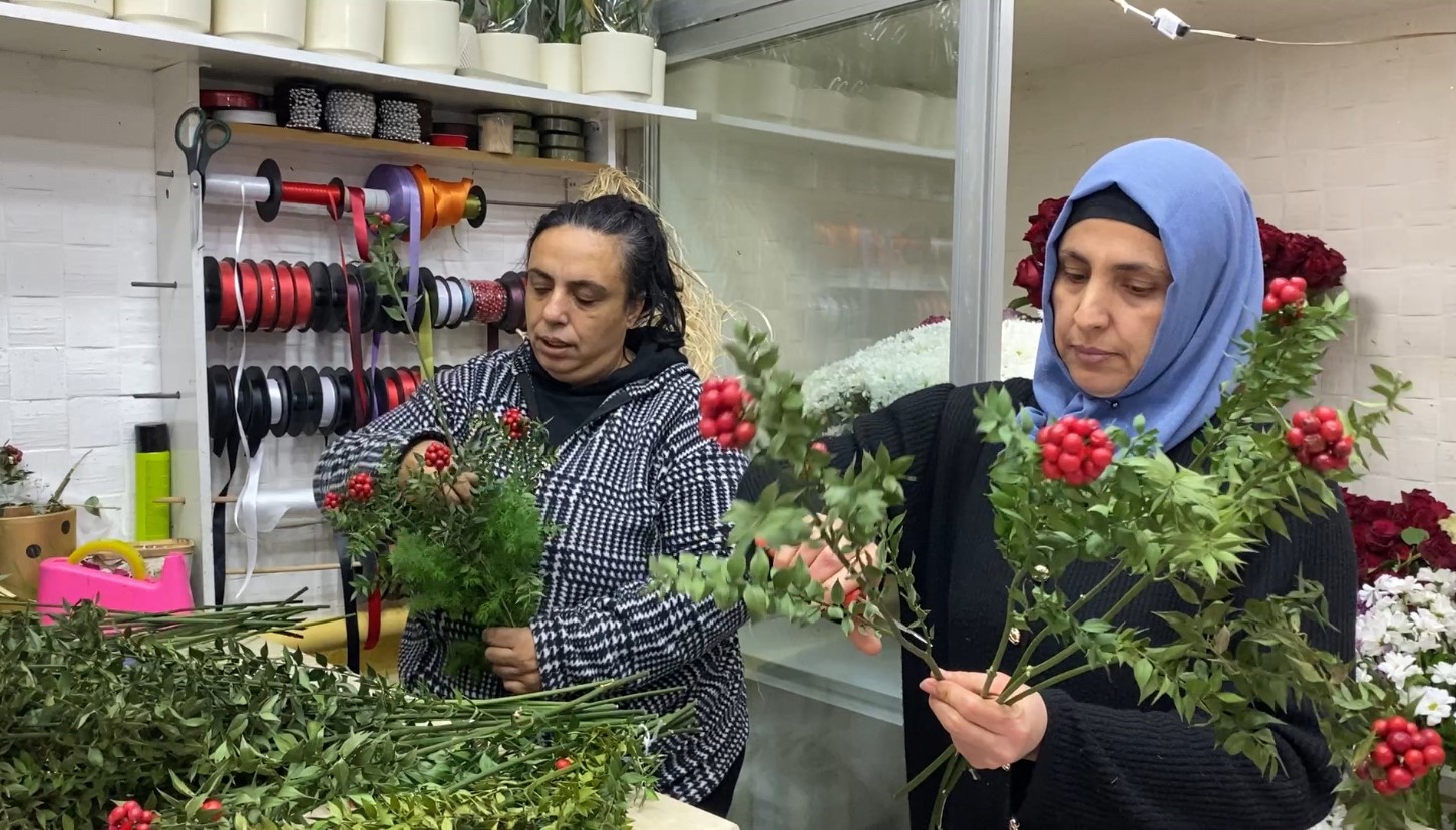 Bereket ve şans getirdiğine inanılan kokina çiçekleri yok satıyor
