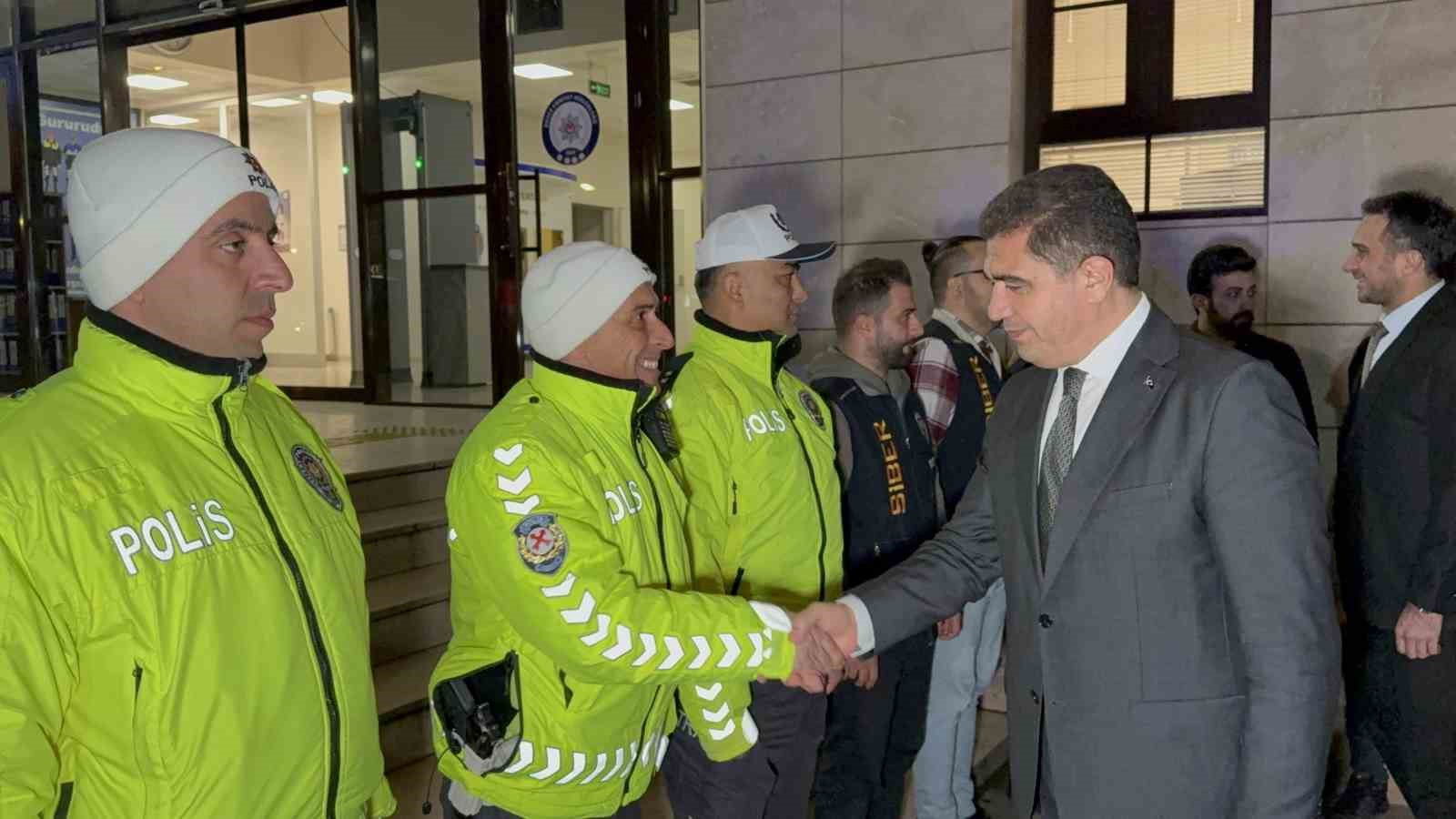 Düzce Valisi Aslan, uygulama noktadında vatandaşların yeni yılını kutladı
