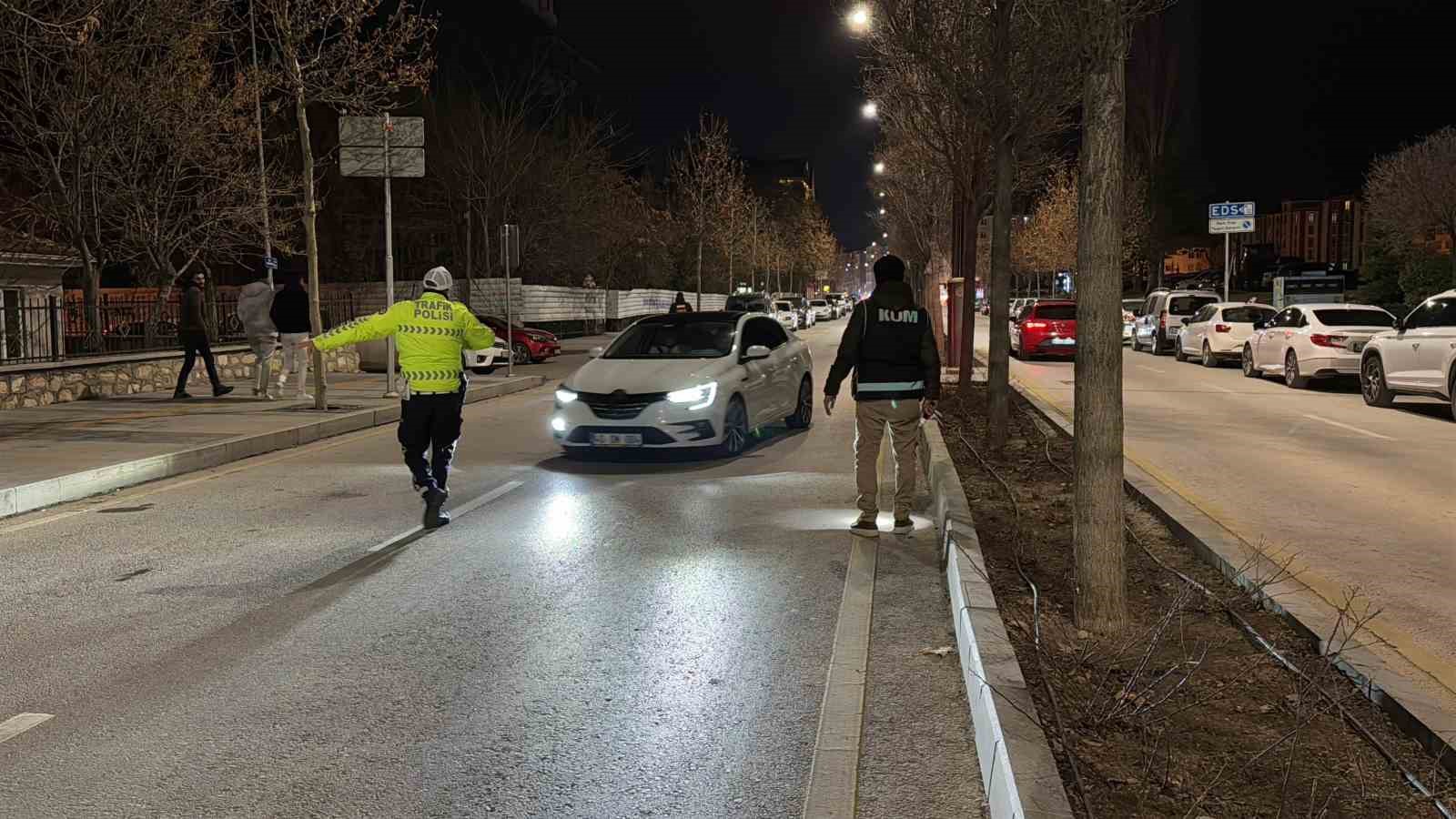 Polis yol uygulamasında kaçak alkol ve uyuşturucu ele geçirdi
