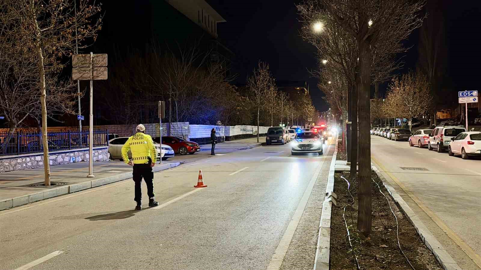 Polis yol uygulamasında kaçak alkol ve uyuşturucu ele geçirdi
