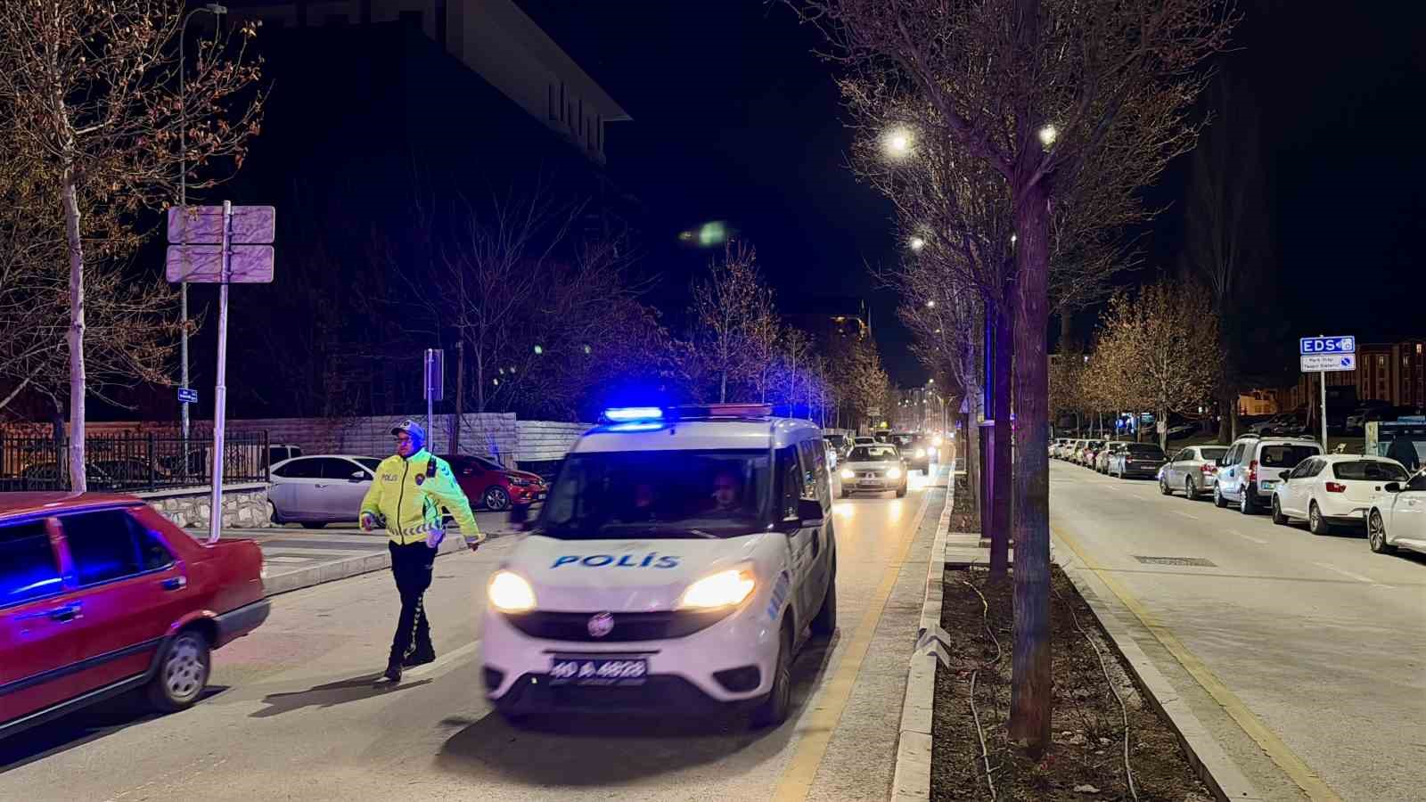 Polis yol uygulamasında kaçak alkol ve uyuşturucu ele geçirdi
