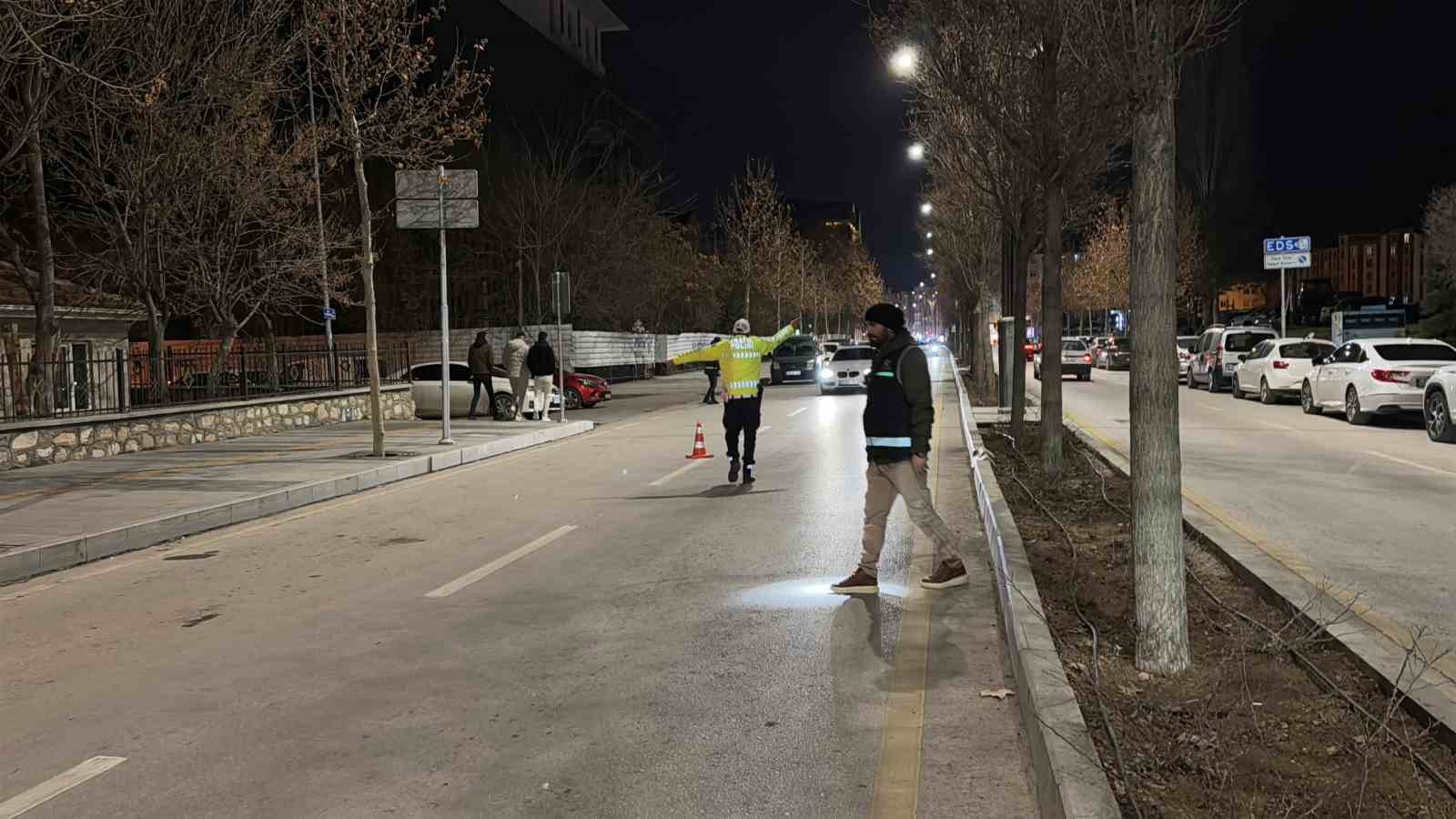 Polis yol uygulamasında kaçak alkol ve uyuşturucu ele geçirdi
