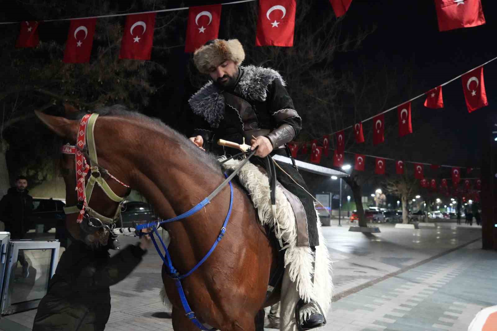 Yeni yıla at üstünde girdi
