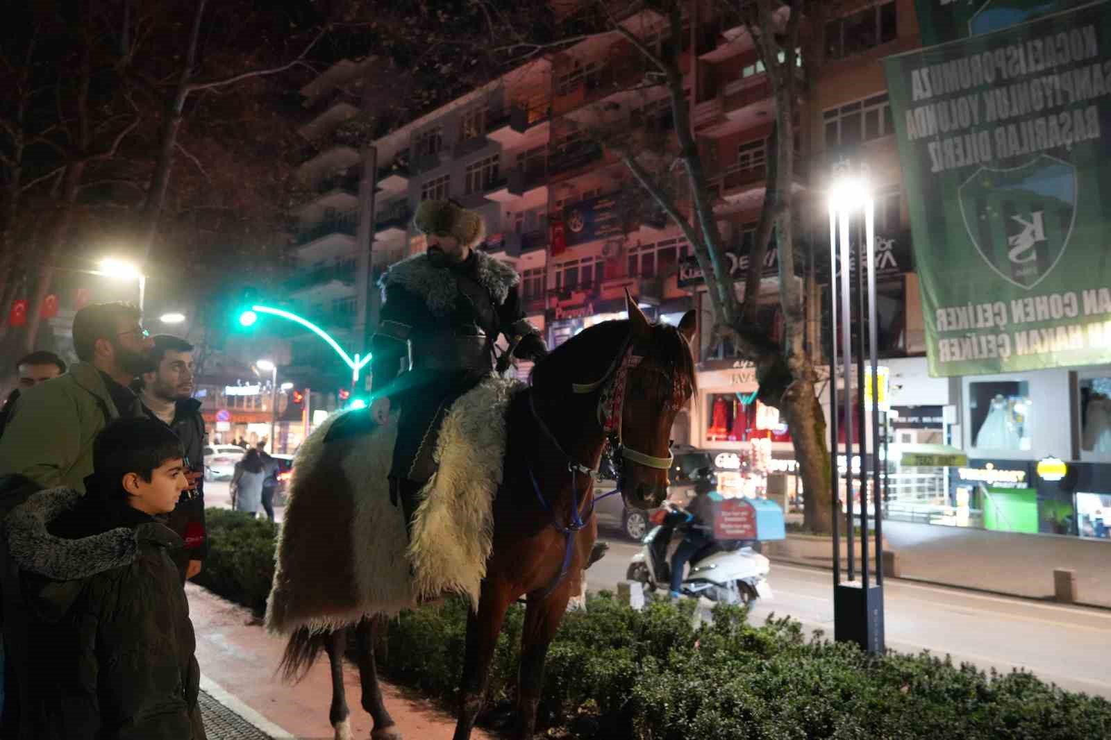 Yeni yıla at üstünde girdi
