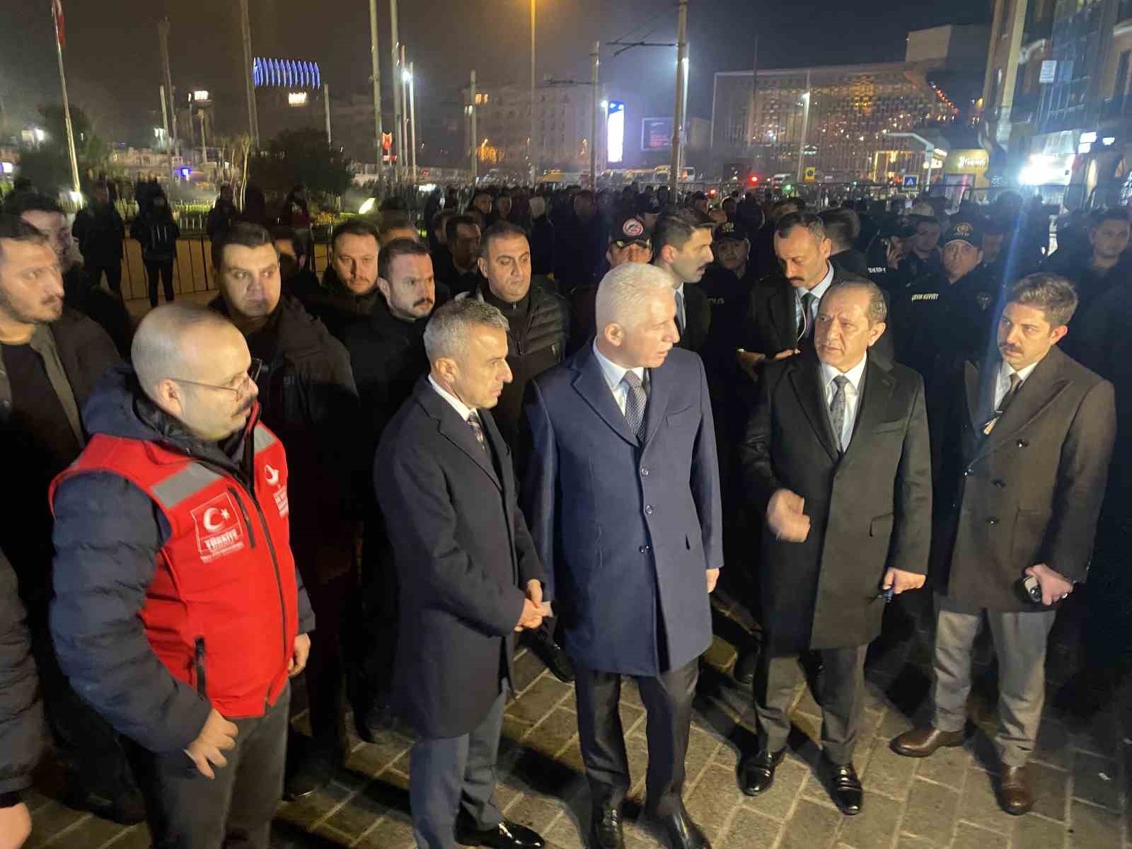 İstanbul Valisi Gül ve İl Emniyet Müdürü Yıldız, Taksim’de denetim noktasını ziyaret etti
