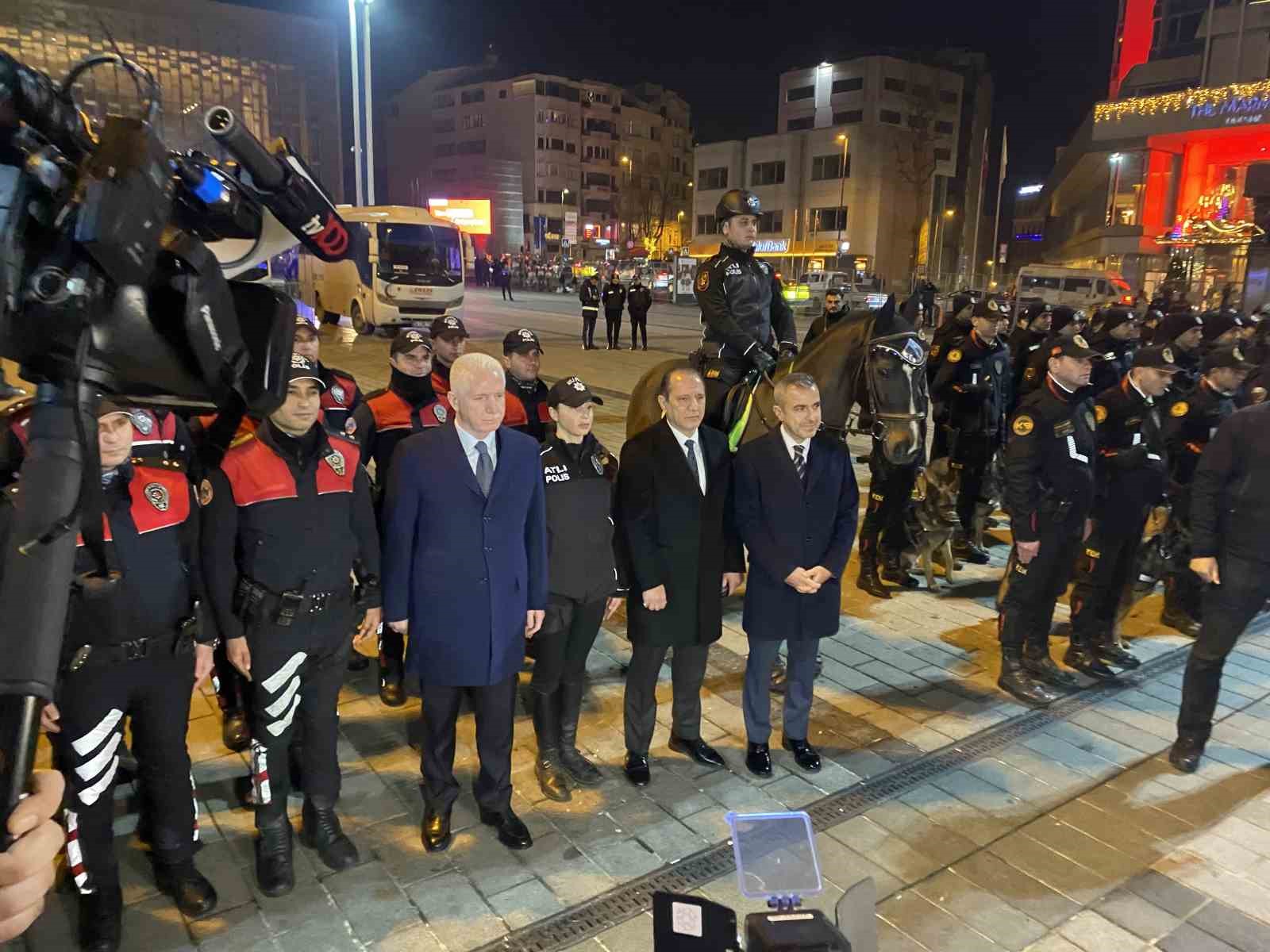 İstanbul Valisi Gül ve İl Emniyet Müdürü Yıldız, Taksim’de denetim noktasını ziyaret etti
