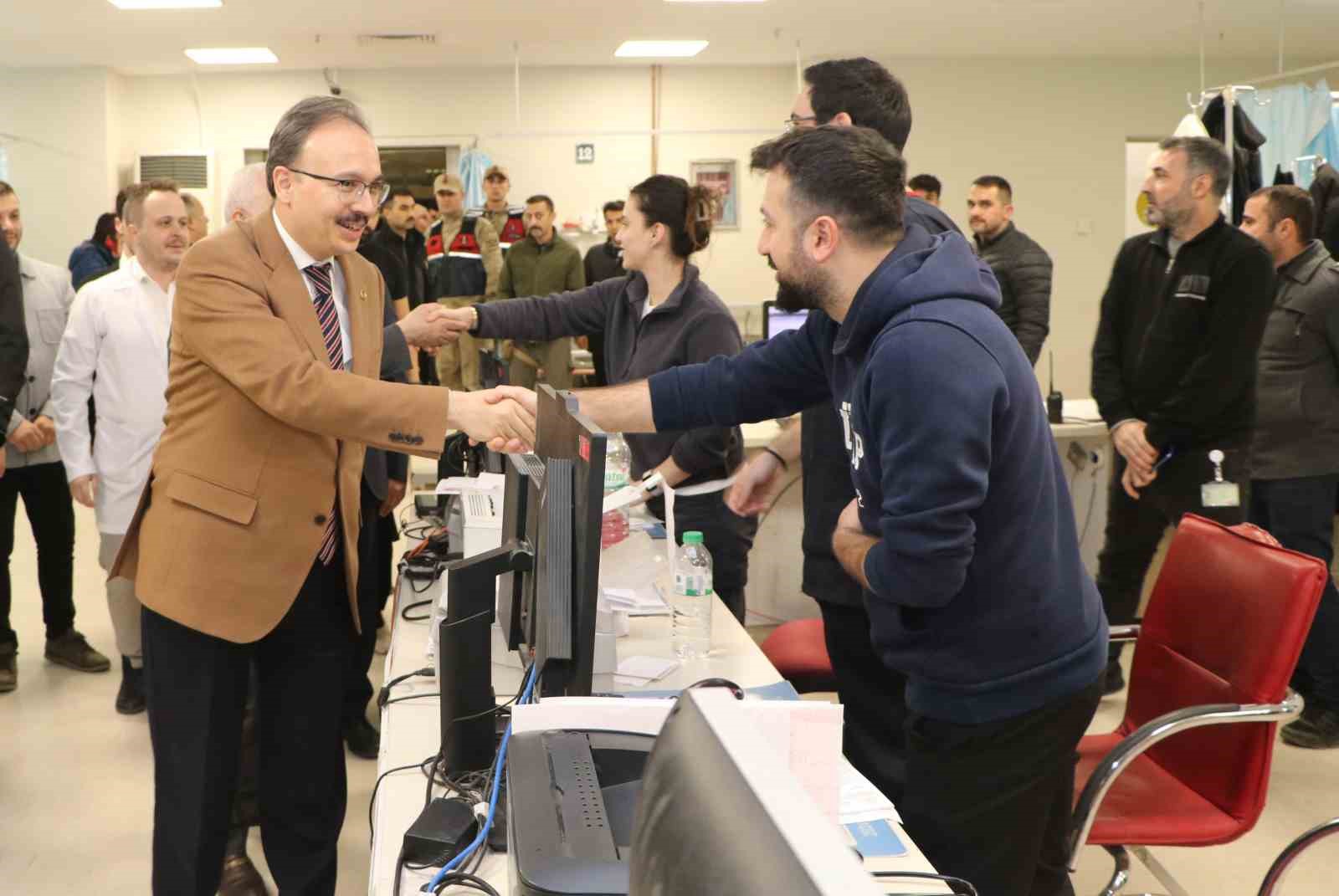 Siirt Valisi Kızılkaya, yeni yılı güvenlik ve sağlık ekipleriyle karşıladı
