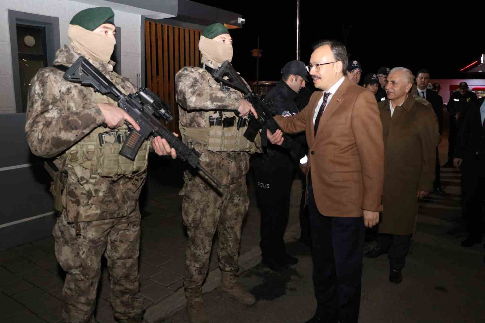 Siirt Valisi Kızılkaya, yeni yılı güvenlik ve sağlık ekipleriyle karşıladı
