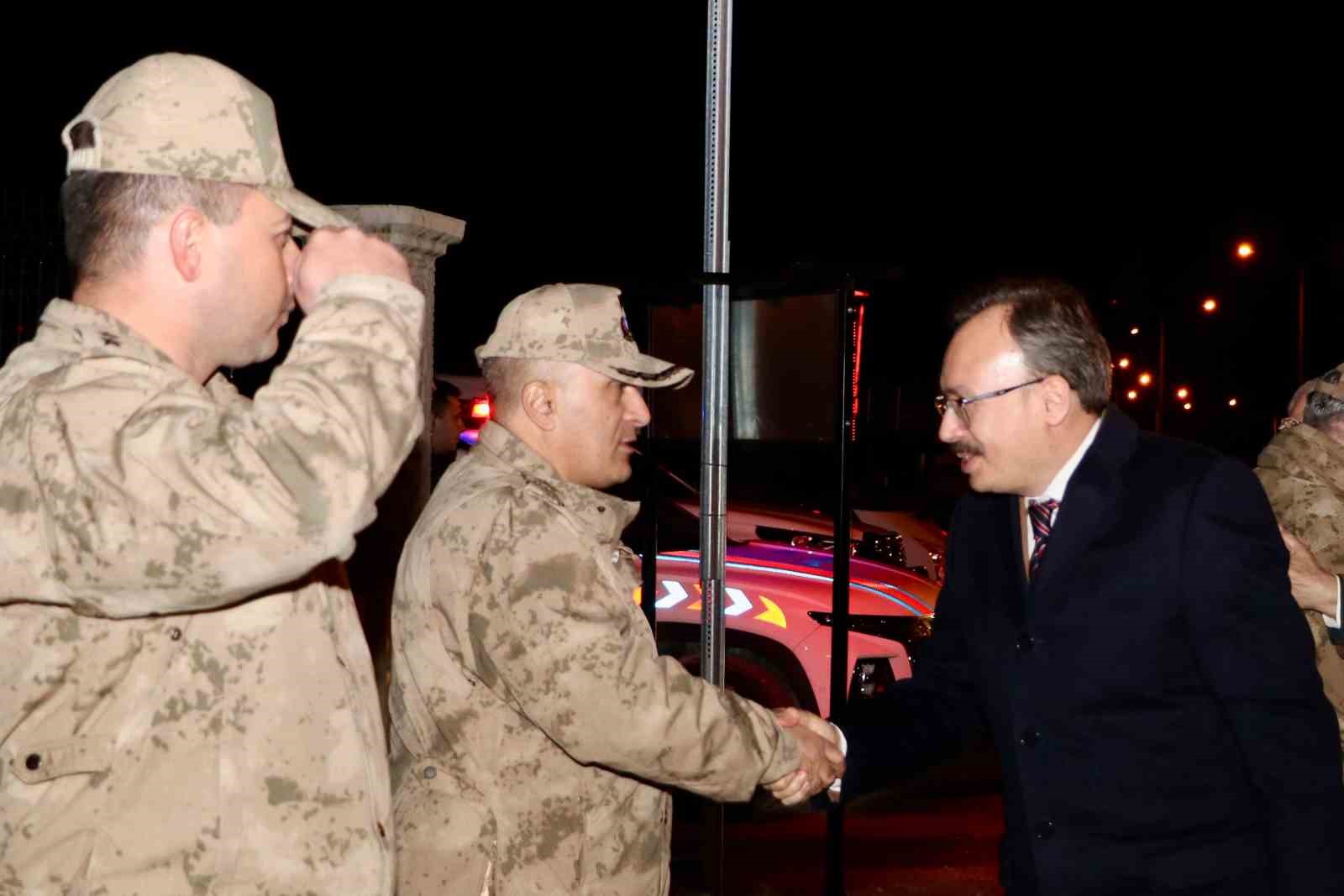 Siirt Valisi Kızılkaya, yeni yılı güvenlik ve sağlık ekipleriyle karşıladı
