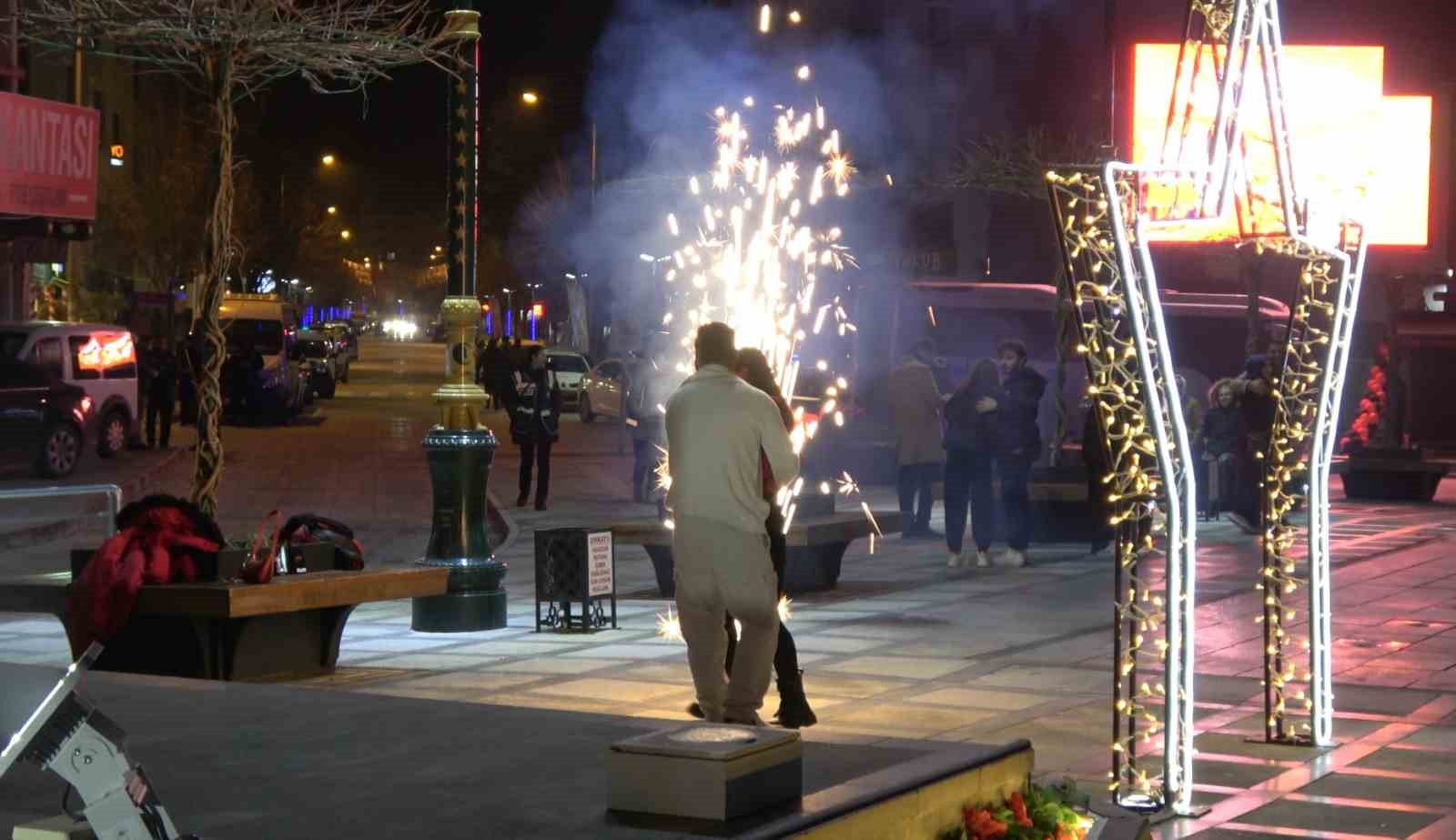 Burdur’da yılbaşı Cumhuriyet Meydanı’nda coşku ile kutlandı
