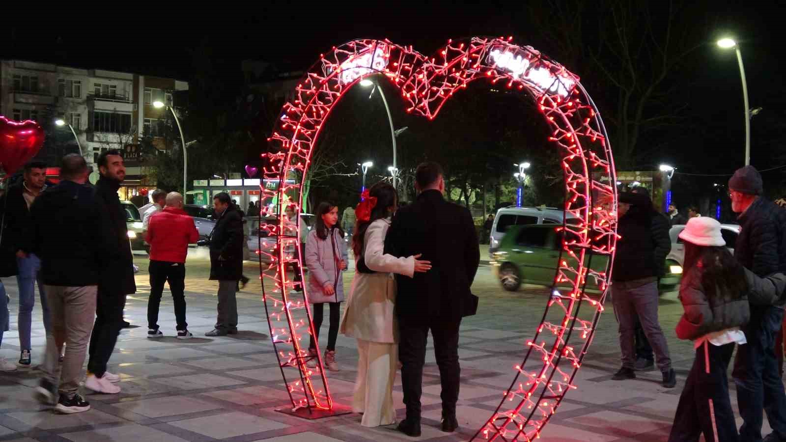 Burdur’da yılbaşı Cumhuriyet Meydanı’nda coşku ile kutlandı
