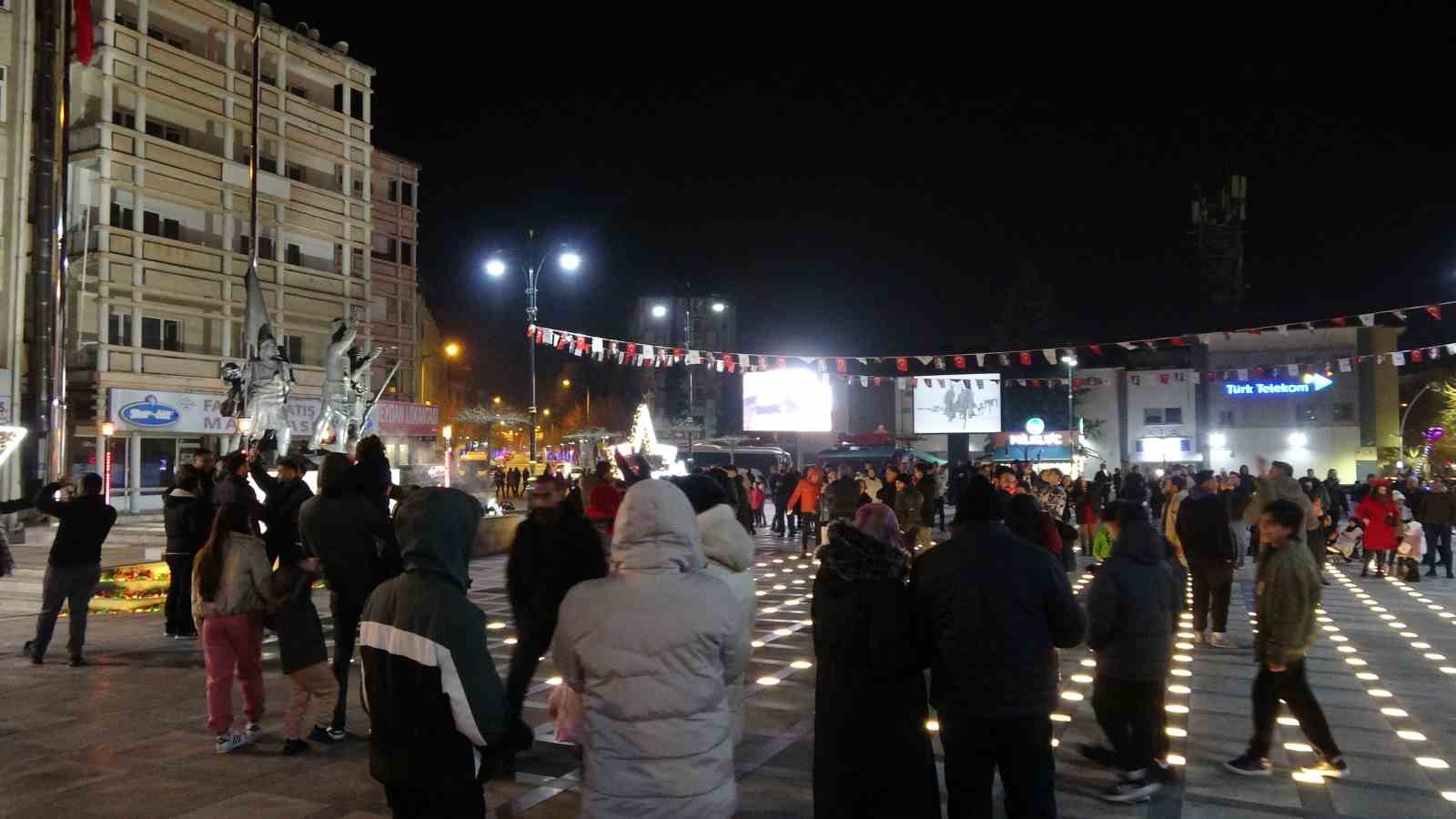 Burdur’da yılbaşı Cumhuriyet Meydanı’nda coşku ile kutlandı
