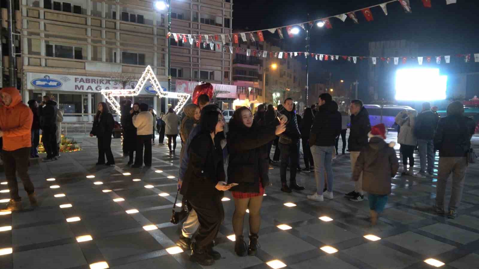 Burdur’da yılbaşı Cumhuriyet Meydanı’nda coşku ile kutlandı
