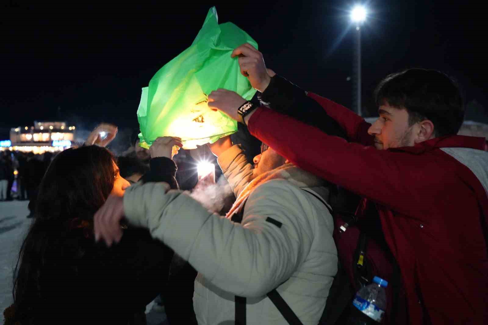 Ergan Kayak Merkezi’nde meşaleli kayak, havai fişekli renkli yeni yıl coşkusu
