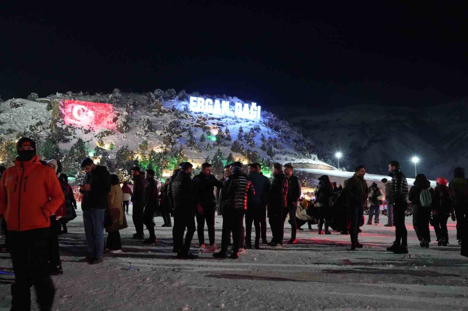 Ergan Kayak Merkezi’nde meşaleli kayak, havai fişekli renkli yeni yıl coşkusu
