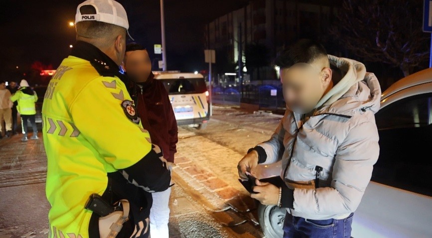 Alkollü sürücü ile yer değiştirdi, fark edip asıl sürücüye ceza kesen polise “İtiraz etmiyoruz ayıp” dedi
