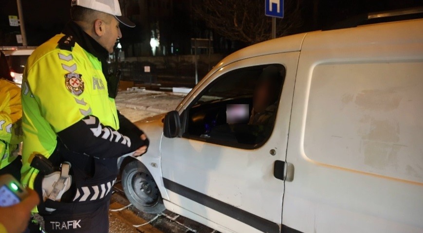 Alkollü sürücü ile yer değiştirdi, fark edip asıl sürücüye ceza kesen polise “İtiraz etmiyoruz ayıp” dedi
