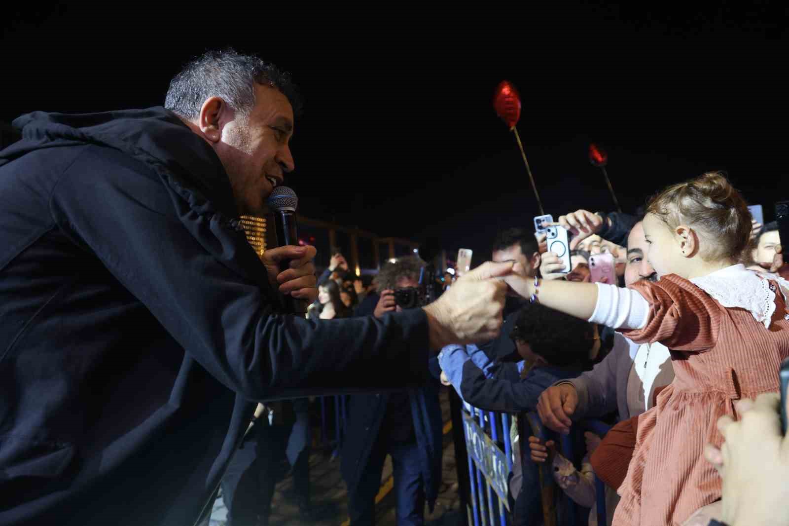 Şarkıcıları aratmayan performansıyla herkesi hayran bırakan Ahmet’in Haluk Levent’le aynı sahneyi paylaşma hayali gerçek oldu
