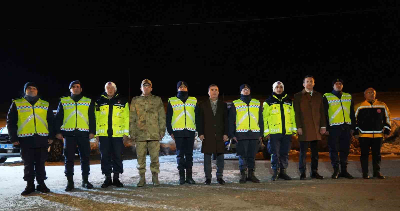 Bayburt’ta yeni yıla görevi başında giren güvenlik güçleri ve sağlık çalışanları unutulmadı
