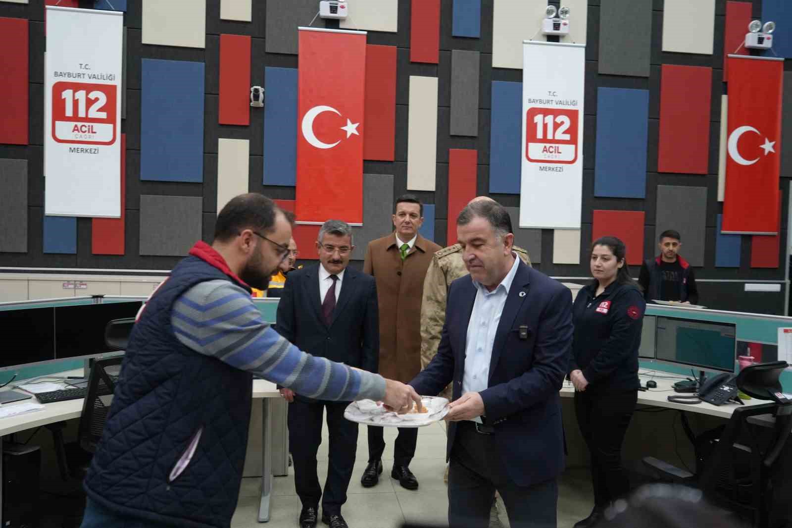 Bayburt’ta yeni yıla görevi başında giren güvenlik güçleri ve sağlık çalışanları unutulmadı
