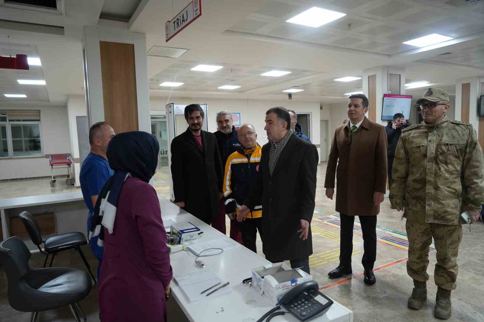 Bayburt’ta yeni yıla görevi başında giren güvenlik güçleri ve sağlık çalışanları unutulmadı
