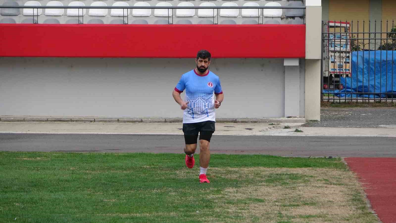 25 yıl önce izlerken ölümden döndüğü maratonda bu kez kendi koşacak
