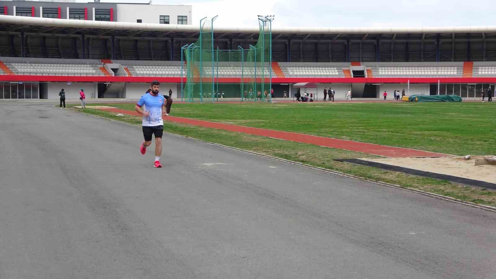 25 yıl önce izlerken ölümden döndüğü maratonda bu kez kendi koşacak
