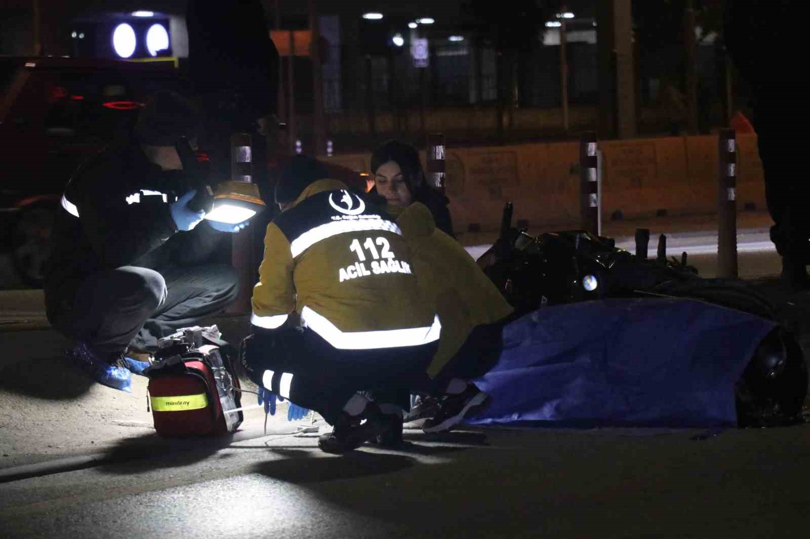 Dengesini kaybeden genç motosiklet sürücüsü otobüsün altında kalarak can verdi
