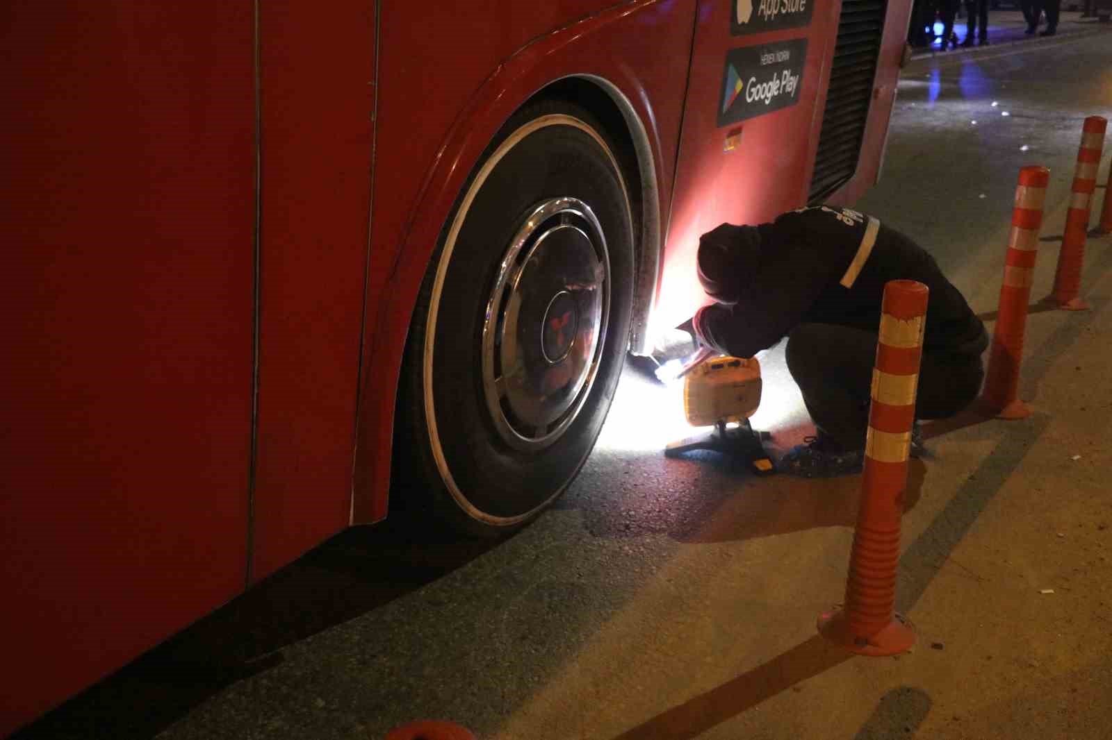 Dengesini kaybeden genç motosiklet sürücüsü otobüsün altında kalarak can verdi
