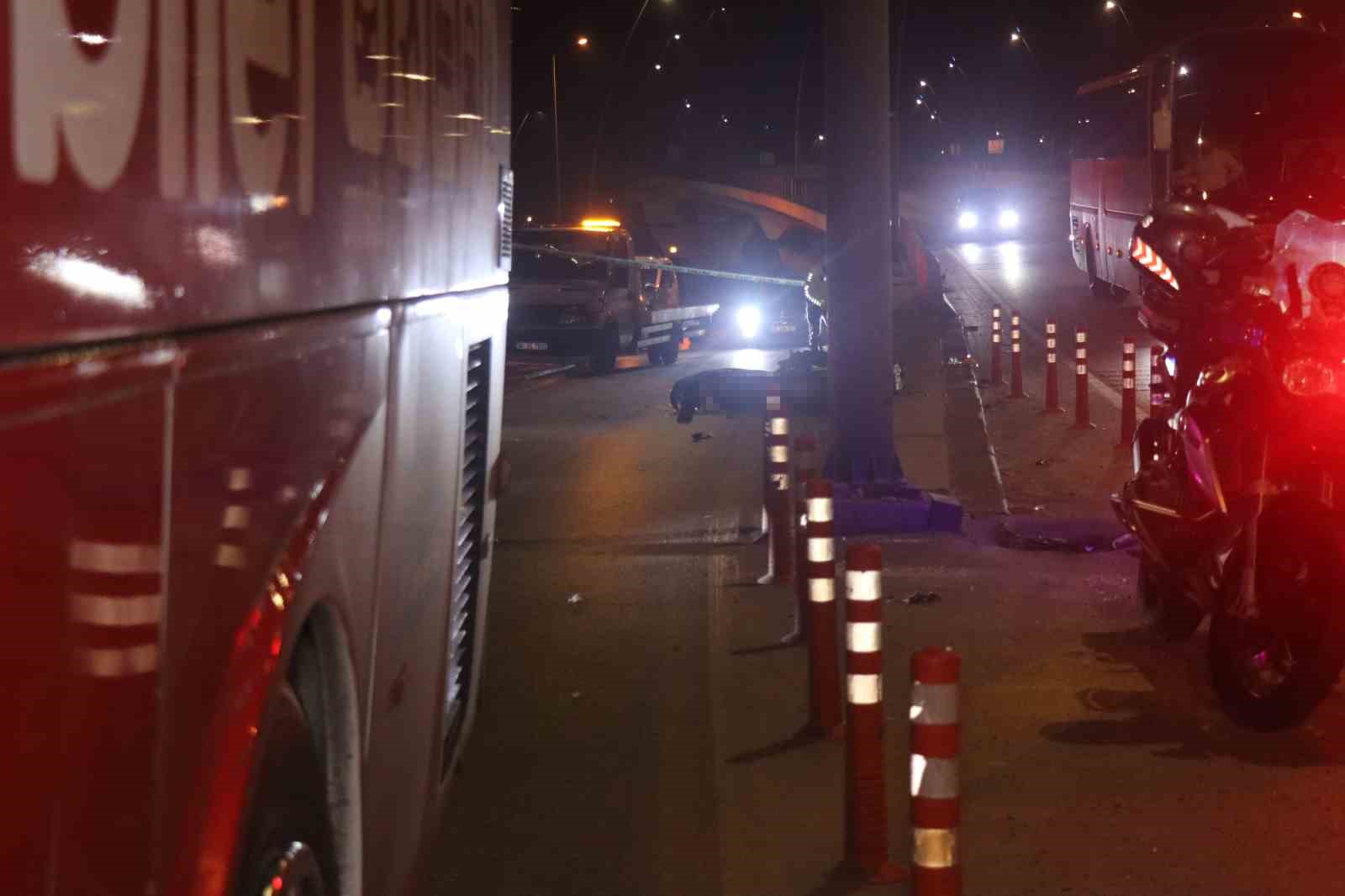 Dengesini kaybeden genç motosiklet sürücüsü otobüsün altında kalarak can verdi
