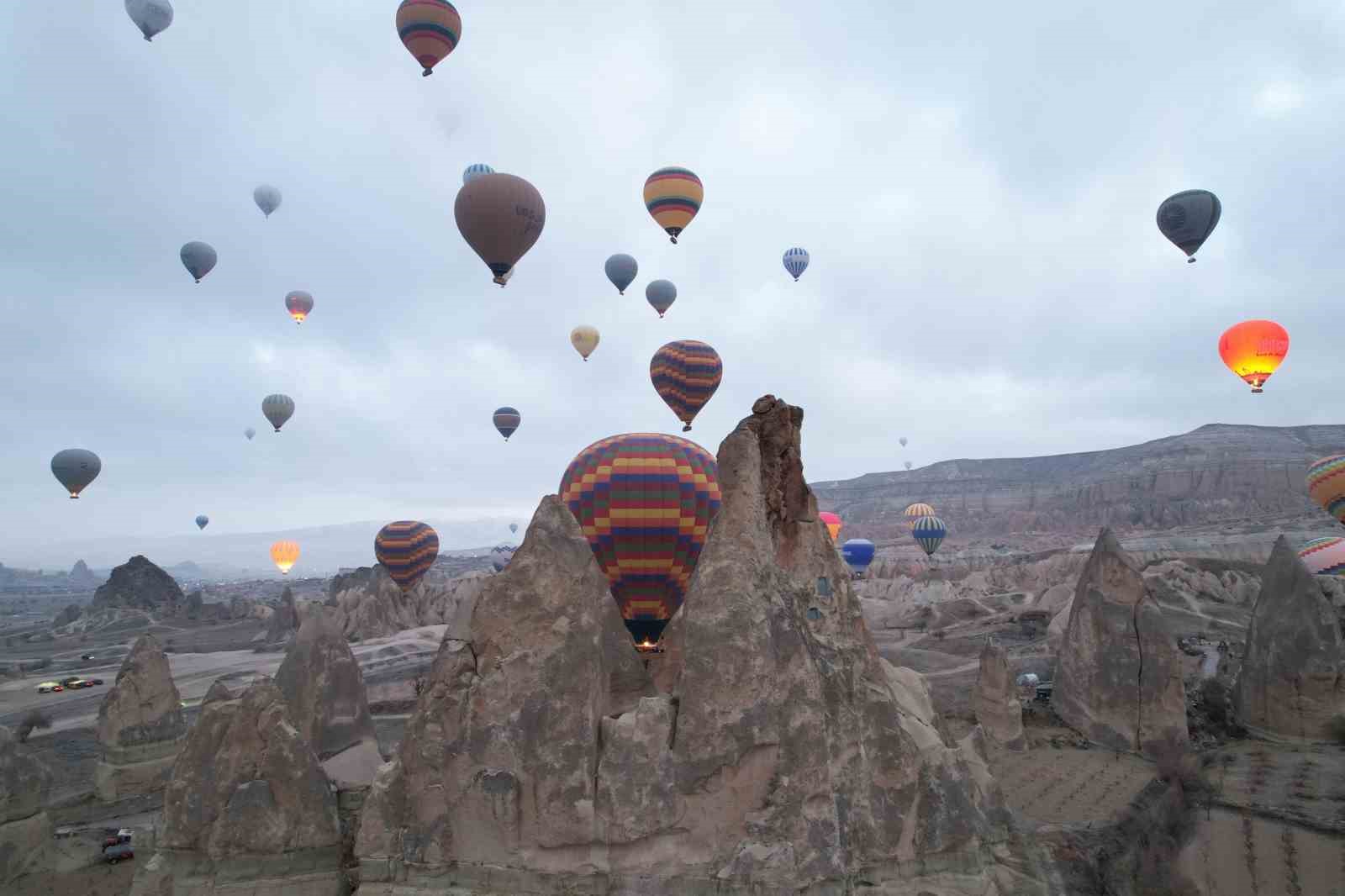 Kapadokya’da turistler yılın ilk güneşinin doğuşunu sıcak hava balonlarında izledi
