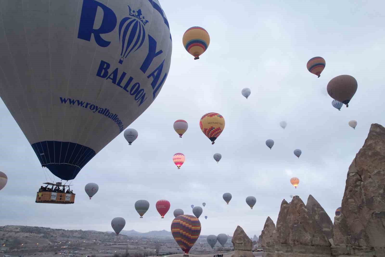 Kapadokya’da turistler yılın ilk güneşinin doğuşunu sıcak hava balonlarında izledi
