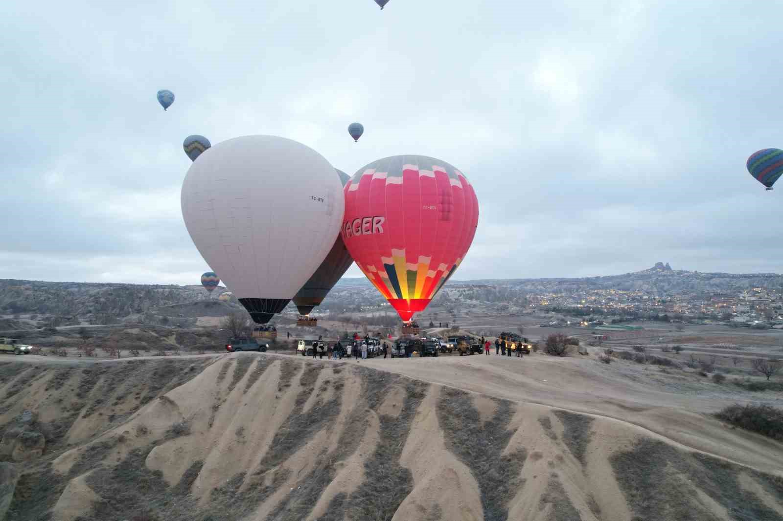 Kapadokya’da turistler yılın ilk güneşinin doğuşunu sıcak hava balonlarında izledi
