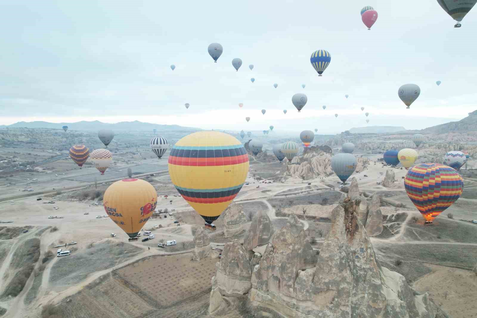 Kapadokya’da turistler yılın ilk güneşinin doğuşunu sıcak hava balonlarında izledi
